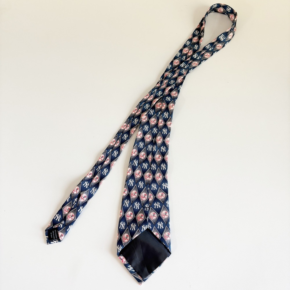 MLB Baseball Mens New York Yankees Silk Diamond Logo Sporty Preppy Necktie 58" - Picture 3 of 4